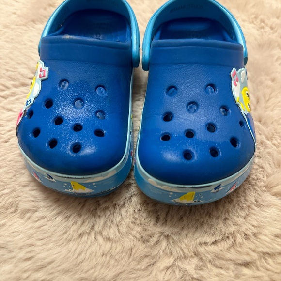 Toddler size 9, baby shark crocs - Picture 2 of 4